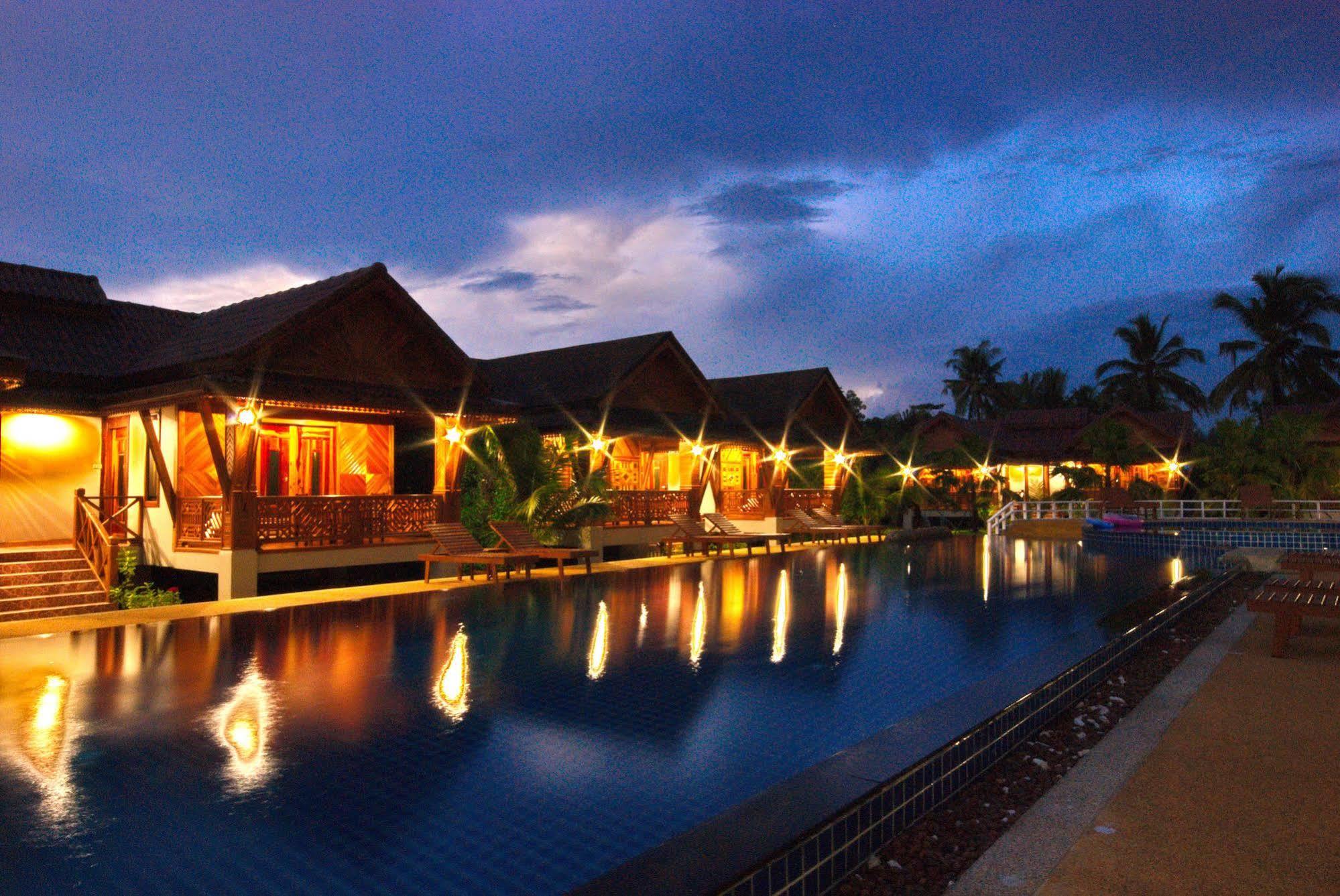 Sangsawan Palace Khaolak Resort Khao Lak Exterior photo