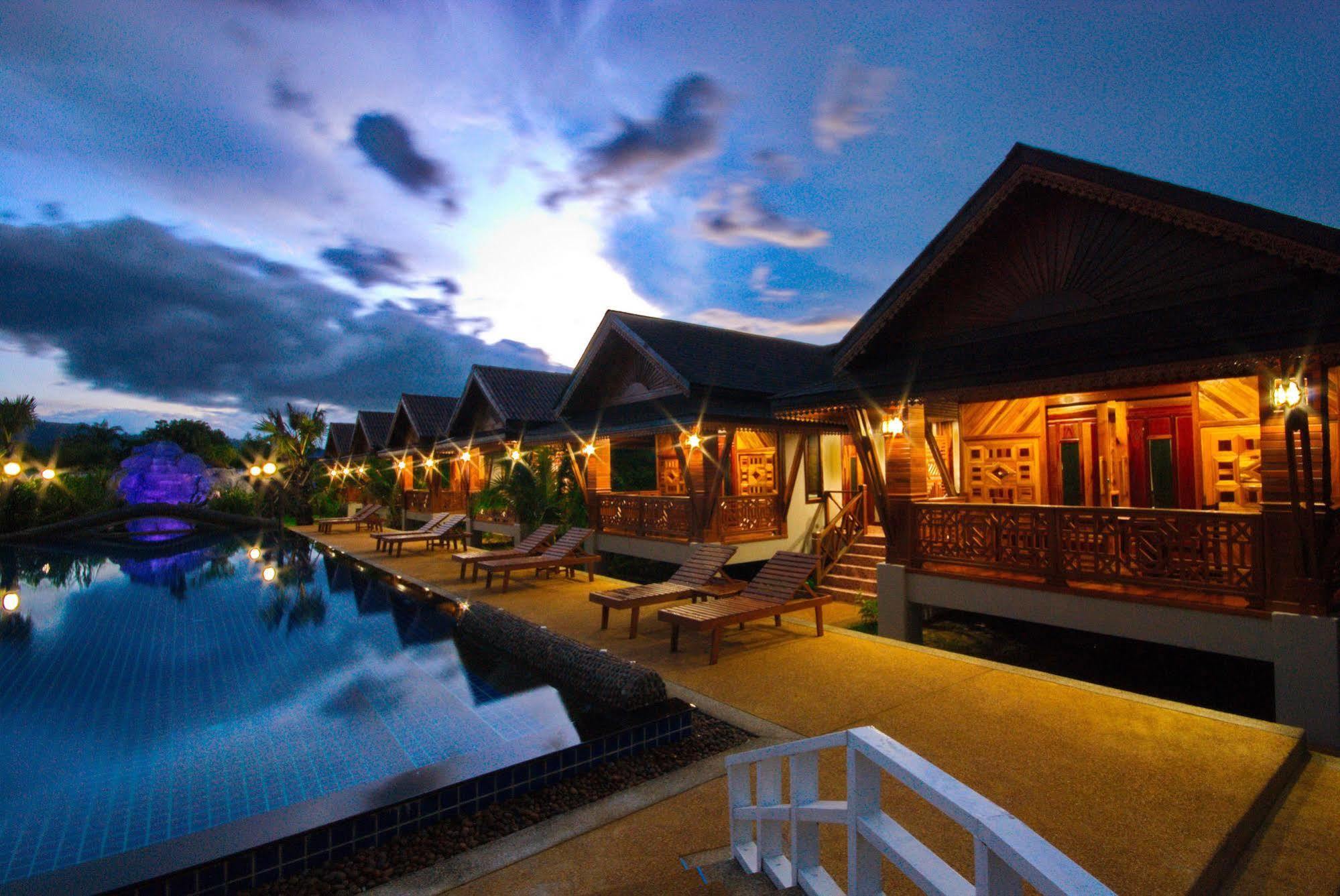 Sangsawan Palace Khaolak Resort Khao Lak Exterior photo